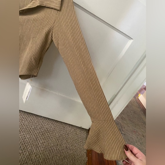 Semi-cropped button down blouse - Picture 2 of 3